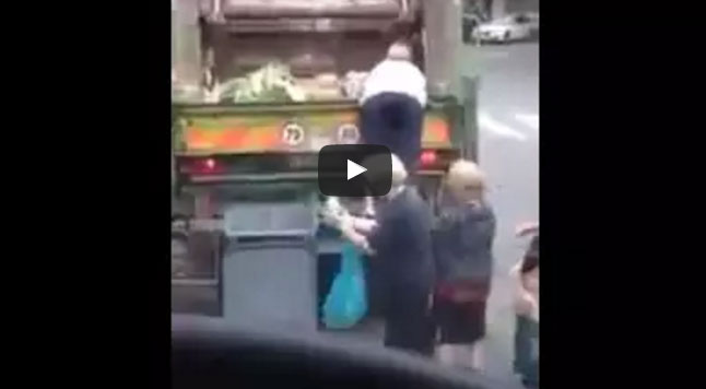 Anziani che rovistano tra la spazzatura e nei camion in cerca di cibo, i VIDEO di una vergogna tutta italiana