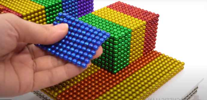 Come costruire il modellino di un risciò (o apecar?) con le sfere magnetiche  colorate - video 