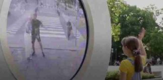 In alcune piazze del mondo sono stati installati dei “portali” per comunicare in diretta con i passanti di altre città – video